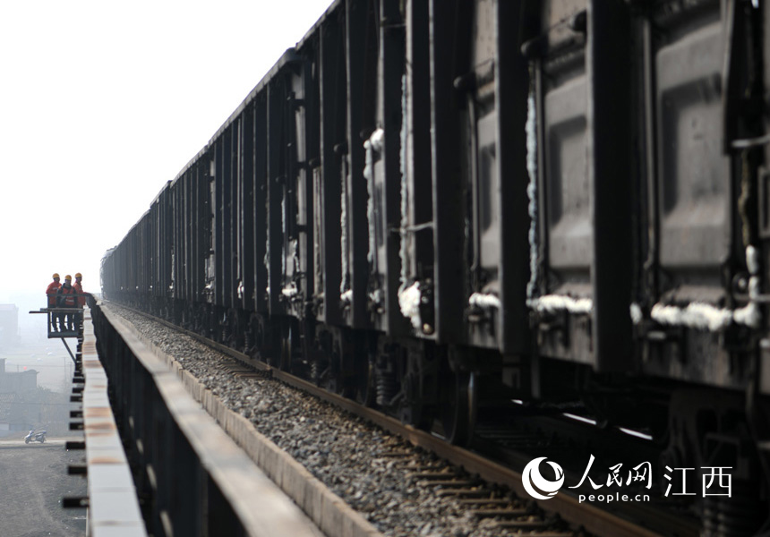 江西：铁路桥梁“体检” 确保假期电煤运输