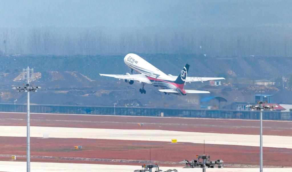 湖北鄂州花湖机场完成全国首次全货机机型试飞