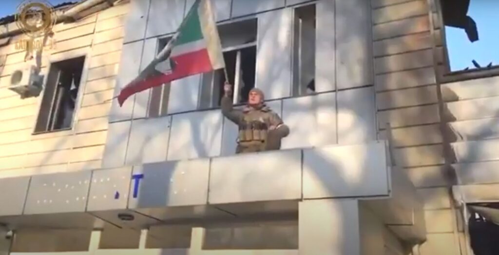 马里乌波尔市政大楼升起车臣旗帜