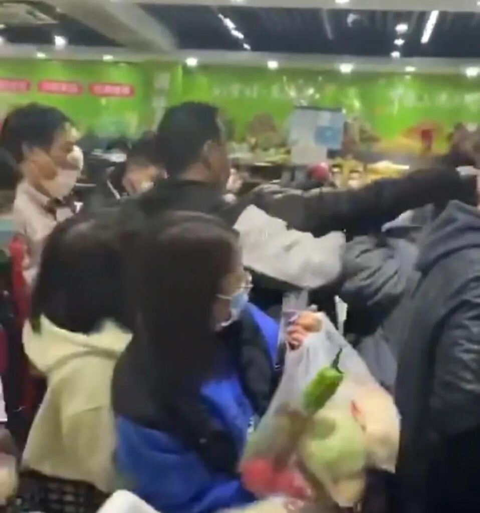 上海浦东超市延长营业市民排队采购