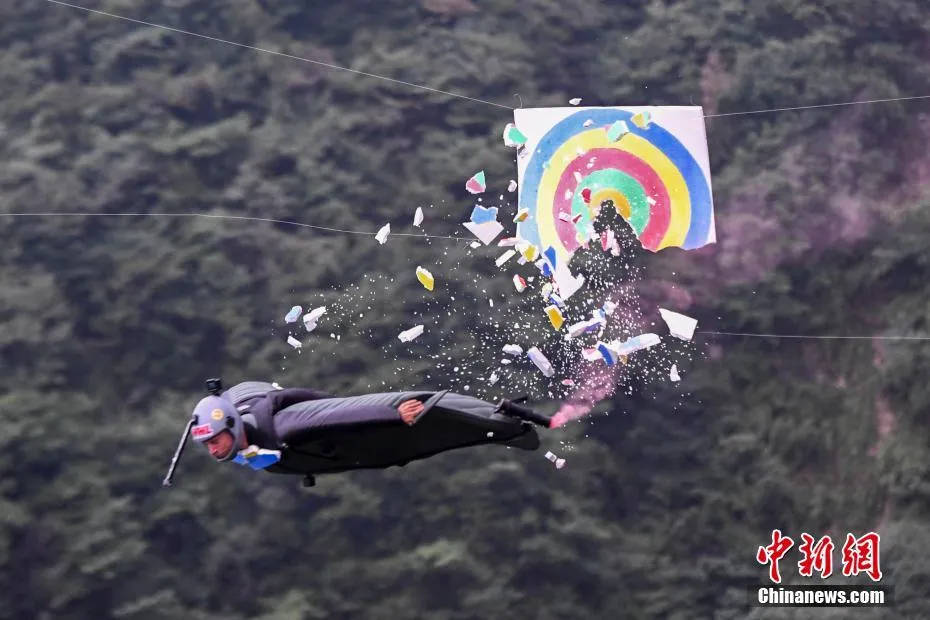 女孩滑翔伞坠亡 飞行员未检查设备