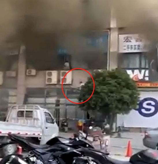 杭州一市场起火浓烟漫天 有人跳窗