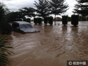 台风来了 海南遇暴雨致积水淹没车辆