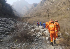 北京房山一直升机坠落 路人参与救援