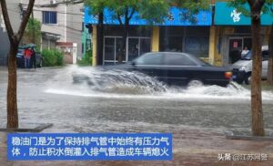 徐州暴雨：雨水倒灌车库 多辆车被淹