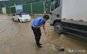 徐州暴雨：雨水倒灌车库 多辆车被淹