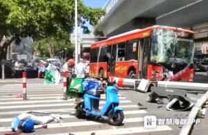 厦门公交车冲上人行道致6人受伤