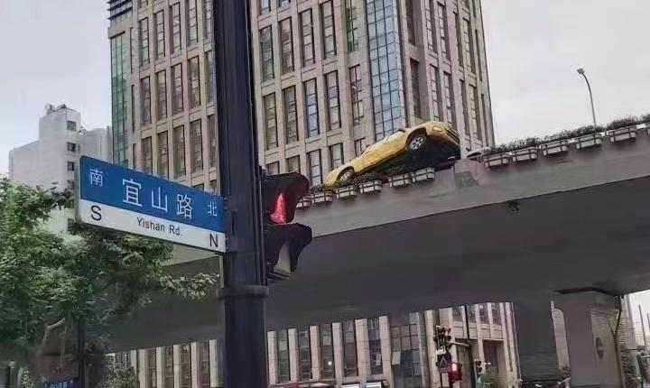 上海高架斗气车主或涉什么罪名