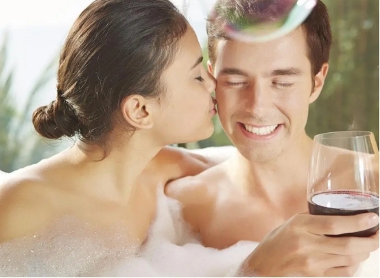 情侣可以一起洗澡吗，情侣为什么不能一起洗澡